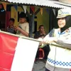 Jelang HUT Ke-81 RI, Polantas Karib Induk PJR BSD Bagikan 81 Bendera Merah Putih kepada Warga