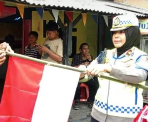 Jelang HUT Ke-81 RI, Polantas Karib Induk PJR BSD Bagikan 81 Bendera Merah Putih kepada Warga