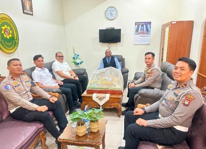 Polres Karimun Beri Kejutan HUT Ke-81 Mahkamah Agung di PN Karimun