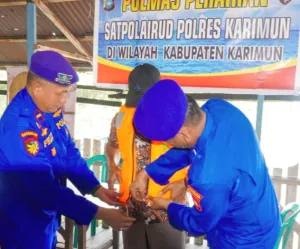 Satpolairud Polres Karimun Bagikan 30 Life Jacket, Perkuat Keselamatan Nelayan