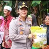 Kapolres Karimun Salurkan Bansos kepada 100 Warga saat Kunjungi Polsek Buru