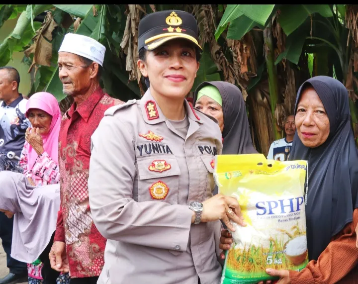 Kapolres Karimun Salurkan Bansos kepada 100 Warga saat Kunjungi Polsek Buru