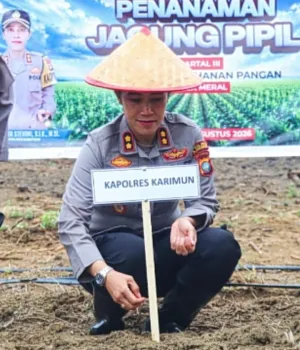 Polres Karimun dan BUMDes Pangke Barat Tanam Jagung di Lahan 2 Hektare
