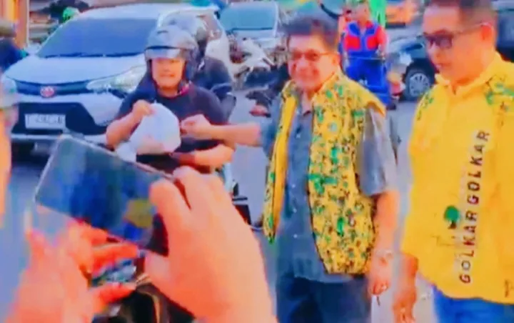 Golkar Purwakarta Gelar Jumat Berkah, Bagikan Nasi Kuning kepada Warga