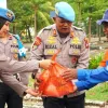 Sambut HUT Propam Polri ke-24, Propam Polres Karimun Berbagi dengan Tukang Sapu Jalan