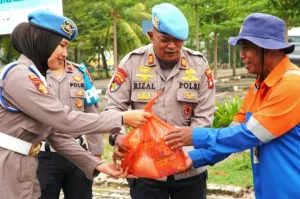 Sambut HUT Propam Polri ke-24, Propam Polres Karimun Berbagi dengan Tukang Sapu Jalan