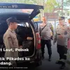 Kawal Lewat Laut, Polsek Membalong Antar Logistik Pilkades ke Pulau Sumedang