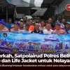 Jumat Berkah, Satpolairud Polres Belitung Bagikan Sembako dan Life Jacket untuk Nelayan Baro