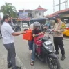 Polsek Balai Karimun Bagikan Masker kepada Pengguna Jalan, Ajak Warga Jaga Kesehatan.
