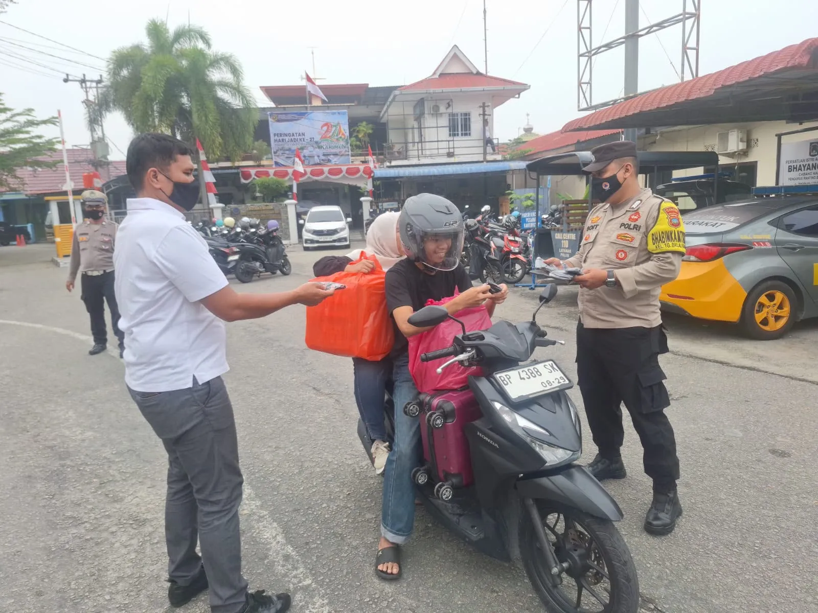 Polsek Balai Karimun Bagikan Masker kepada Pengguna Jalan, Ajak Warga Jaga Kesehatan.