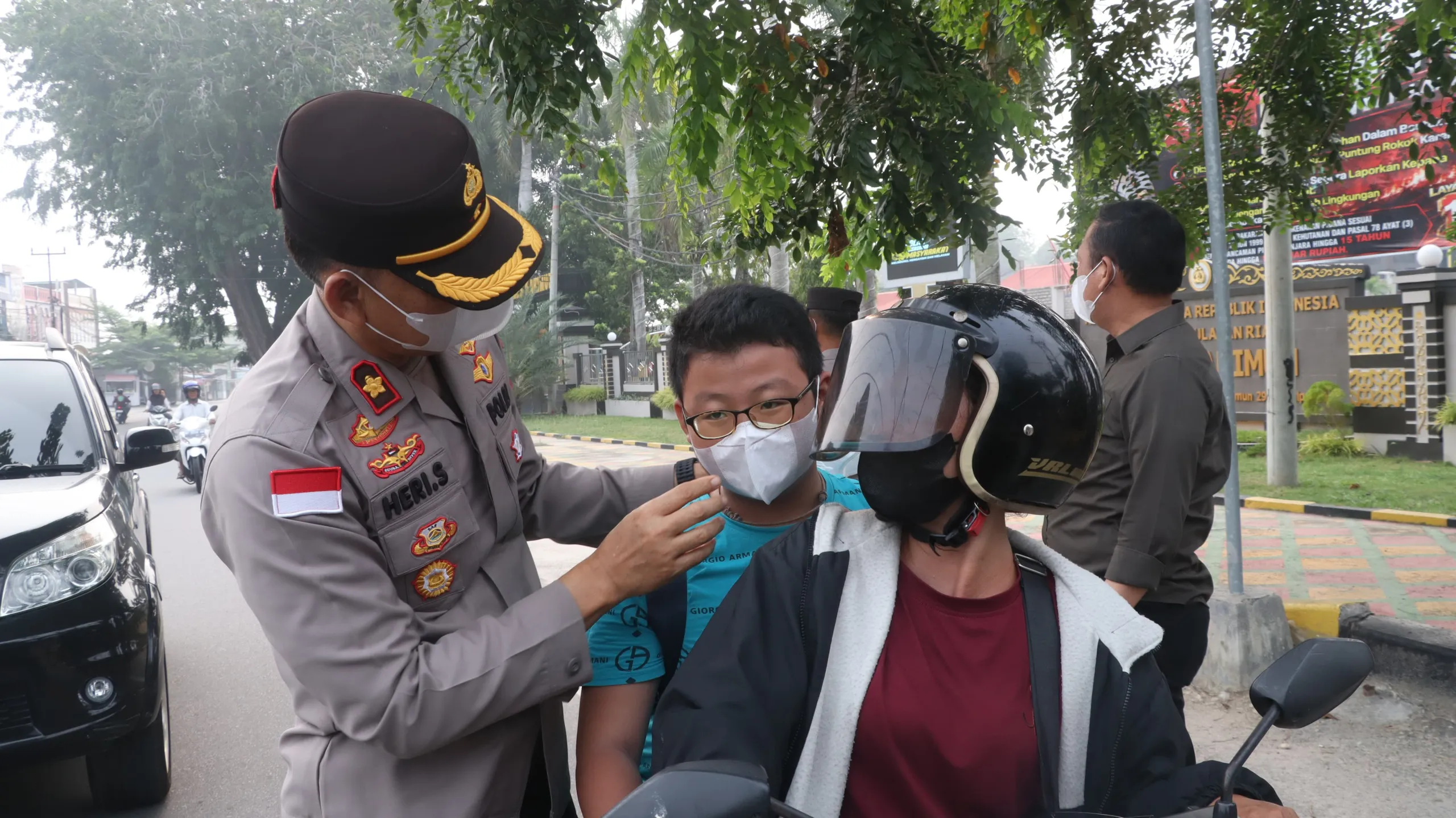 Polres Karimun Bagikan Masker untuk Antisipasi Dampak Kabut Asap.