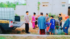 Polsek Plered Salurkan Bantuan Air Bersih untuk Warga Terdampak Kemarau di Tegalwaru