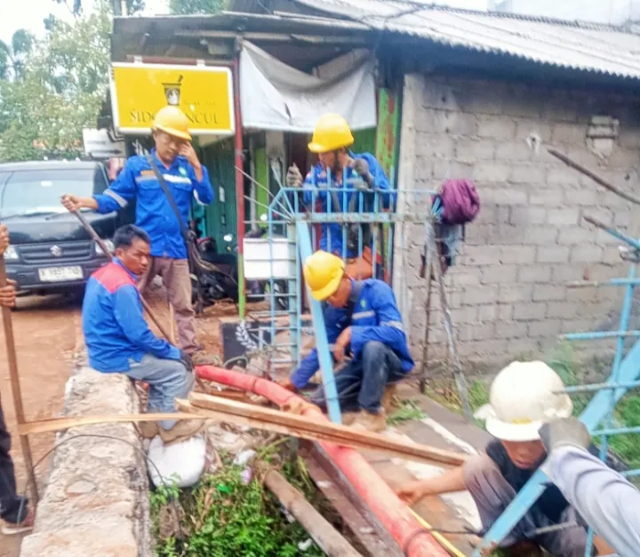 Warga Cijantung Sambut Perbaikan Kabel Bawah Tanah, Pedagang Terdampak Berharap Ada Kompensasi 