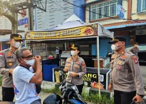 Kapolres Karimun Turun ke Jalan, Bagikan Masker dan Perkuat Edukasi Antiperundungan di Sekolah