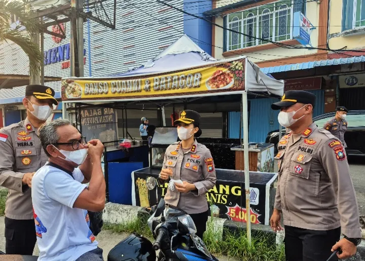 Kapolres Karimun Turun ke Jalan, Bagikan Masker dan Perkuat Edukasi Antiperundungan di Sekolah