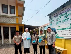 Jumat Berkah di Dabo Singkep, CEO Lingga, Polres dan BPJS Salurkan 220 Paket Makanan untuk Masyarakat